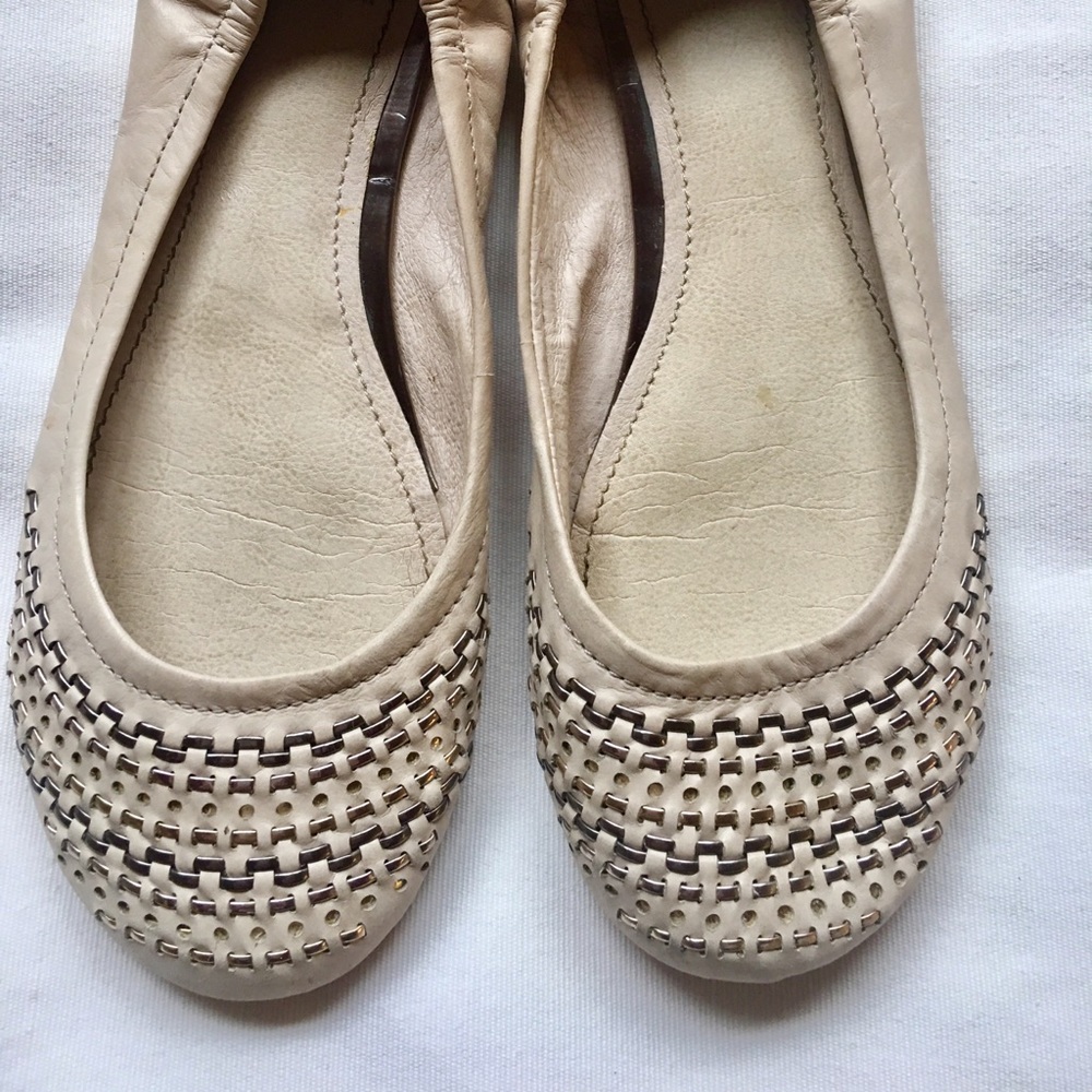 Gianni Bini cream metallic flat size 7